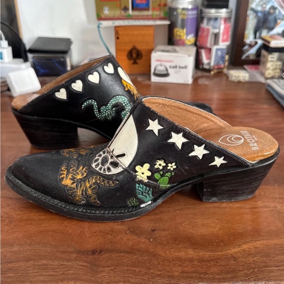 Brother Vellies’ 2020 Doodle Mule from their 2020 collection. - Picture 11 of 14